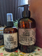 Cargar imagen en el visor de la galería, Tillandsia air plant fertilizer daily use 4oz bottle sits next to succulent, cacti & aloe pump 8oz fertilizer.