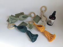 Cargar imagen en el visor de la galería, Macrame Air Plant Hanging Pod Display with Air Plant