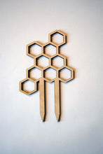 Cargar imagen en el visor de la galería, Honeycomb Small Plant Trellis 7.5” Tall