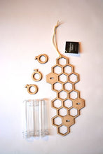 Cargar imagen en el visor de la galería, Hanging Propagation Station - Honeycomb Pattern with 3 Test Tubes